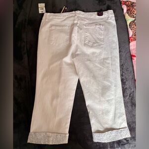 Gloria Vanderbilt White Cropped Jeans